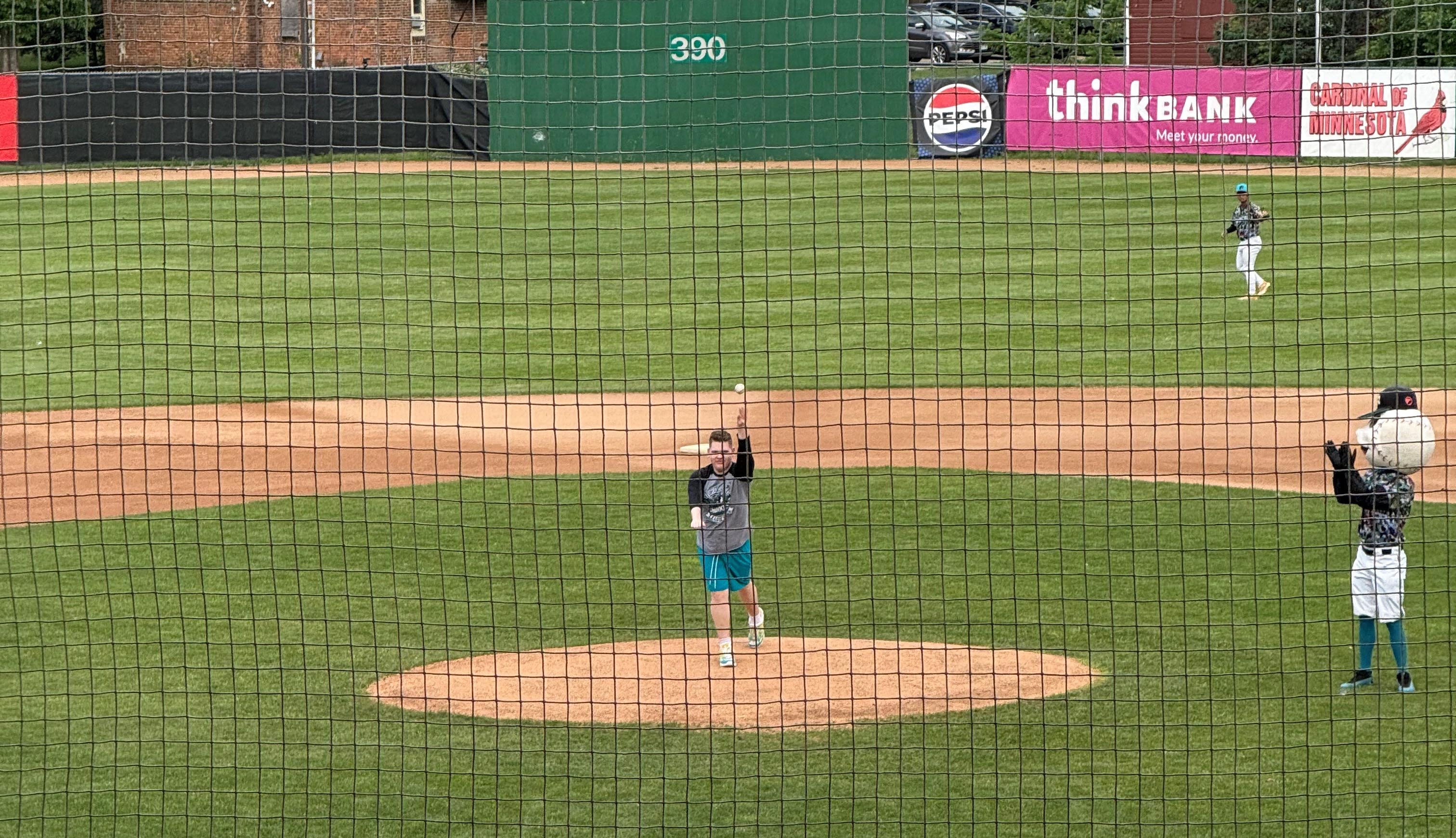 Gustavo Willies-Bigguns throwing out ceremonial first pitch at Honkers game